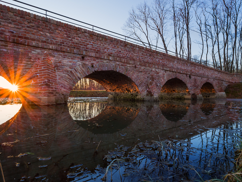 Historický cihlový most