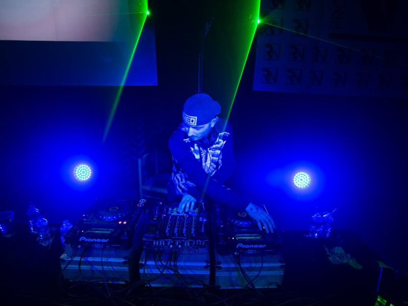 Léto plné zábavy: DJ’s Rendy van Fell a NEO Léto plné zábavy: DJ’s Rendy van Fell a NEO