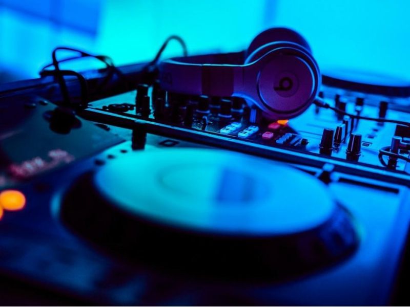 Léto plné zábavy: DJ´s Rendy van Fell & NEO Léto plné zábavy: DJ´s Rendy van Fell & NEO