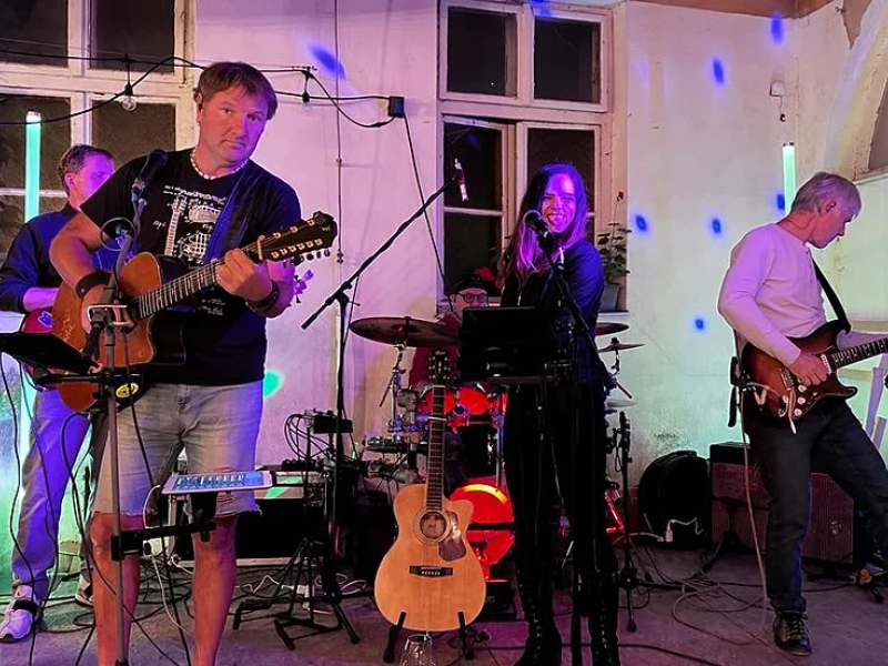 Živá hudba U Zajíce - For People