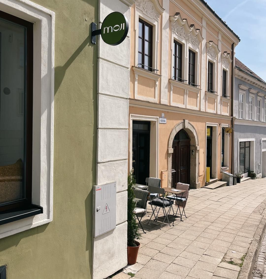 MOJI café