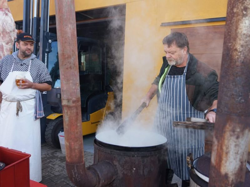 Domácí zabijačka s degustací vín Domácí zabijačka s degustací vín