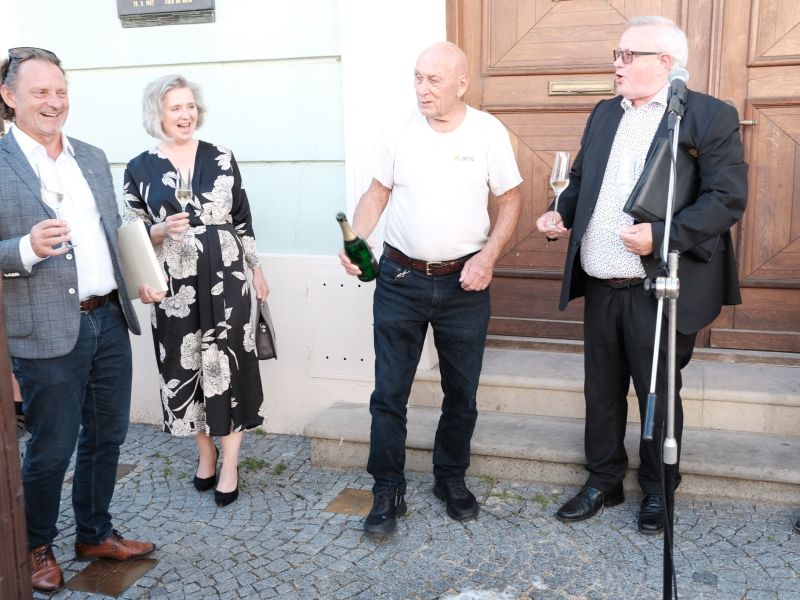 Odhalení bronzové hvězdy v chodníku slávy