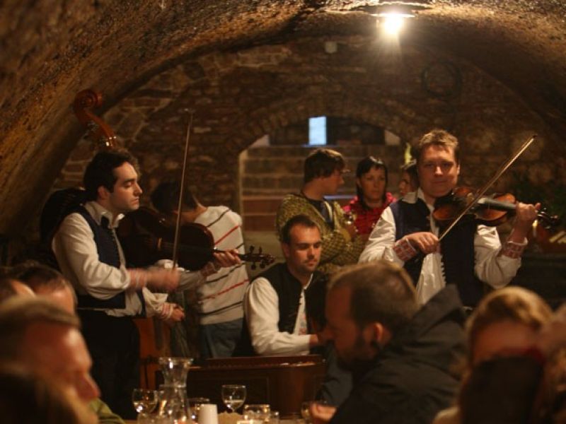 Cimbálové veselí u nás ve sklepě