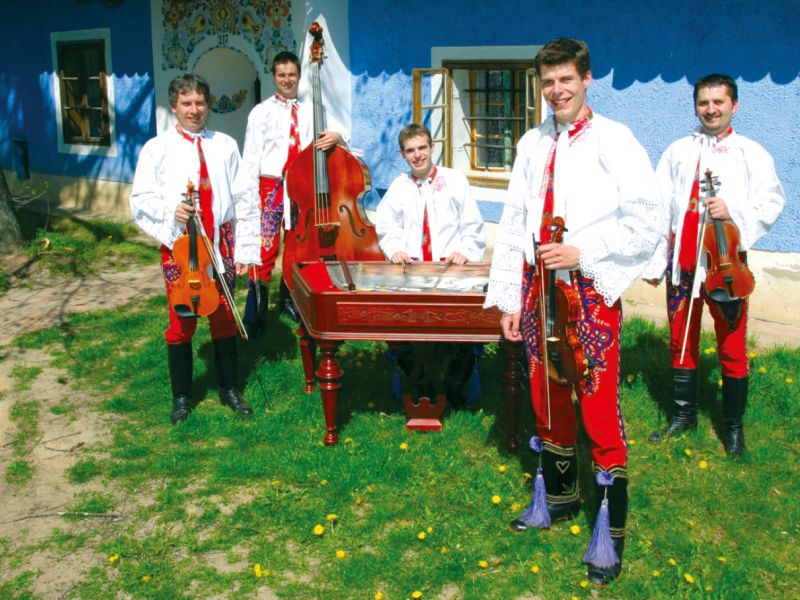 Léto plné zábavy: Folklórní večer se skupinou Grajcar Léto plné zábavy: Folklórní večer se skupinou Grajcar